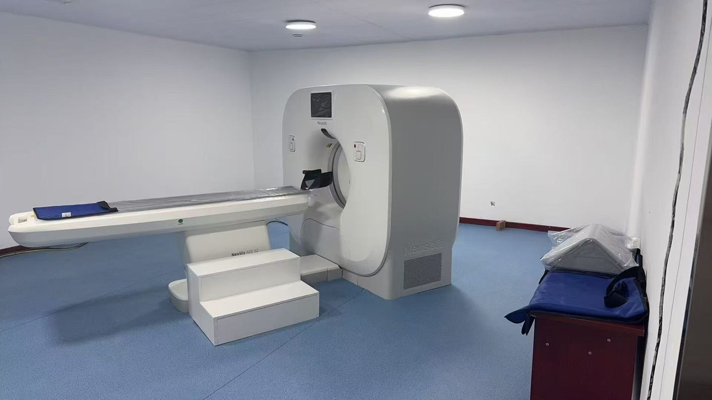 医院影像检查空间内的 CT 设备